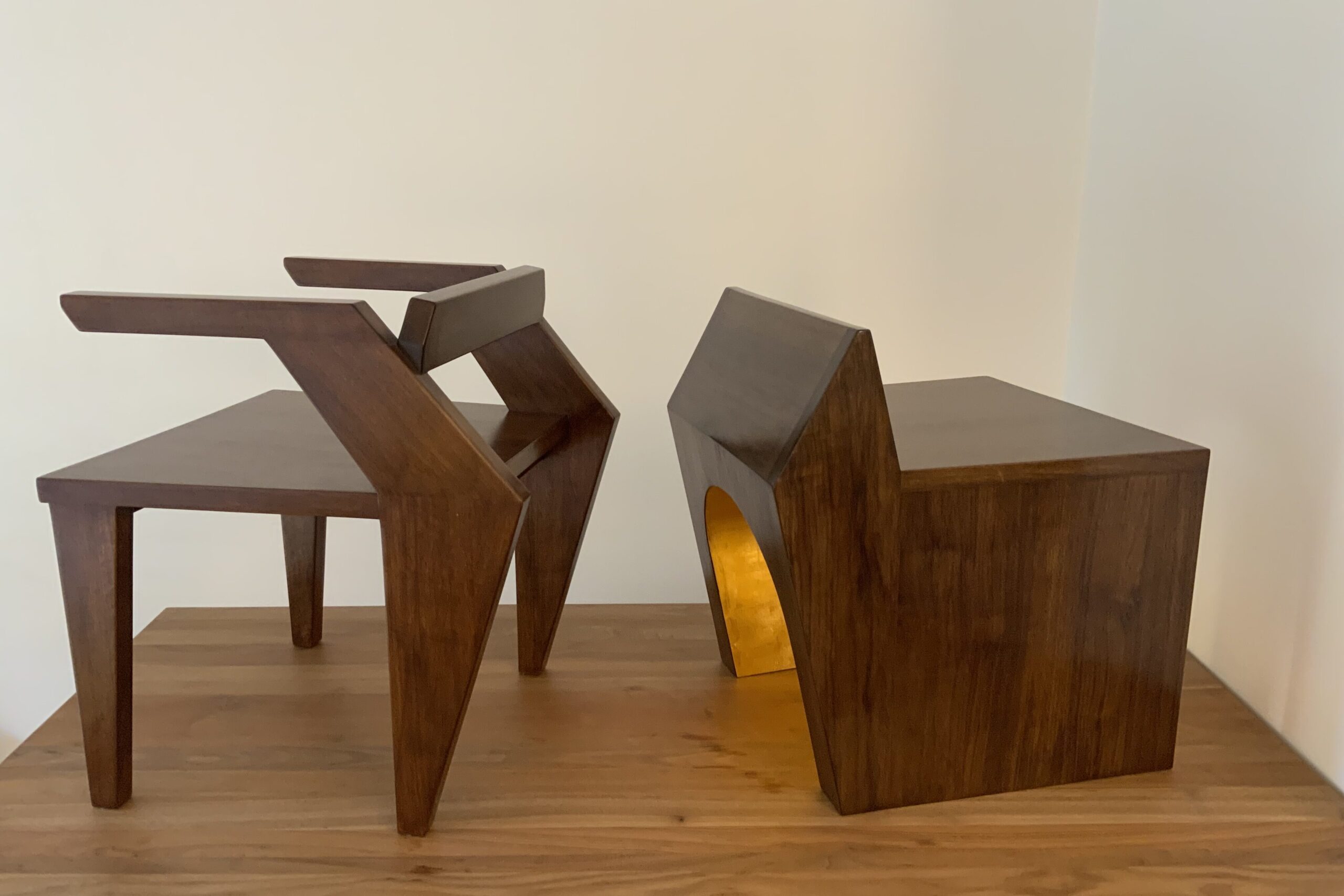 Vue de coté de deux fauteuils Référence de Mathieu Houlbert.