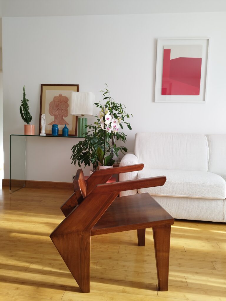 Intérieur design avec mobilier Référence de Mathieu Houlbert. Modèle R222 en noyer.