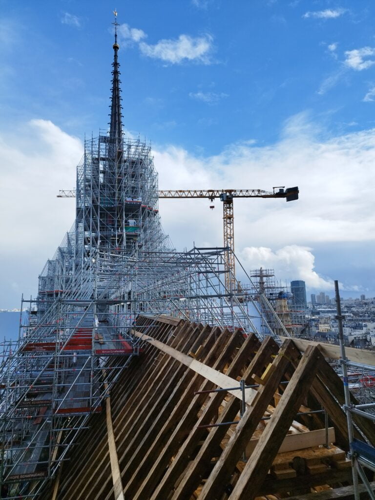 Vue de le flèche de Notre-Dame, de la charpente de la nef.