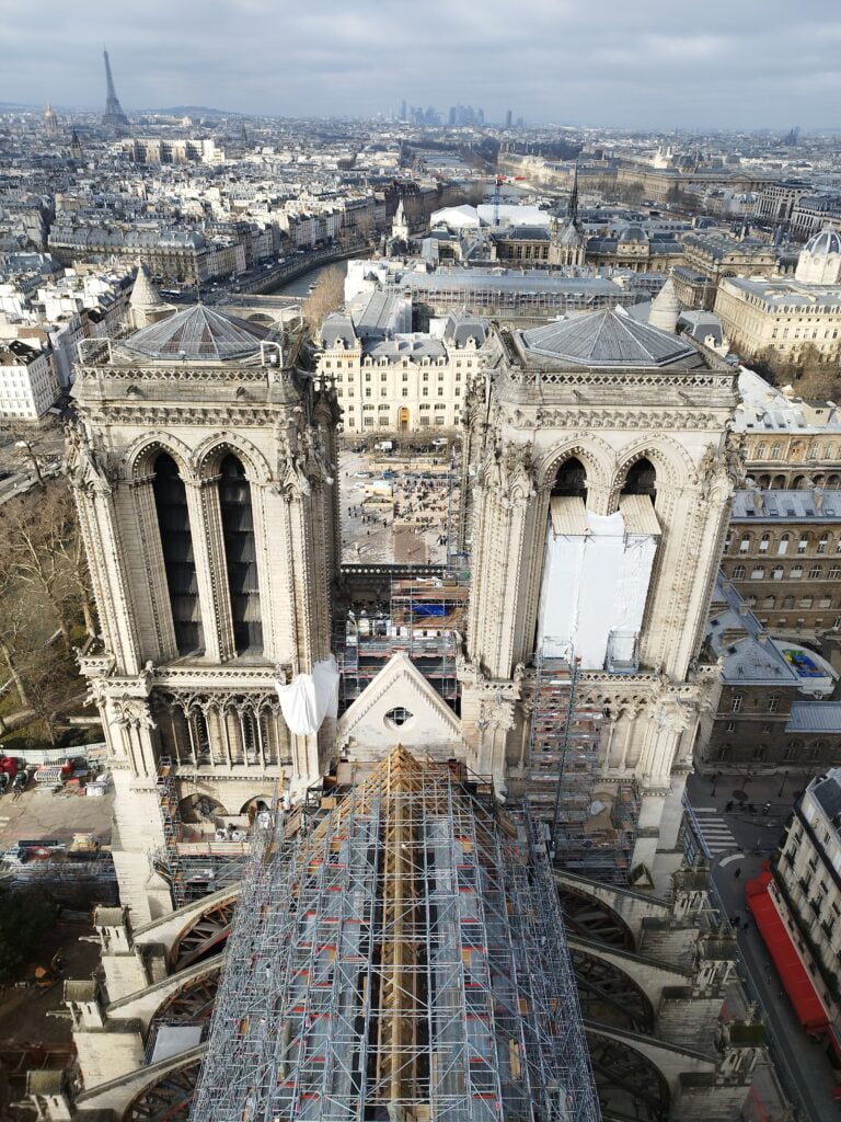 Vue de haut de Notre-Dame en construction. Photo prise de la flèche.