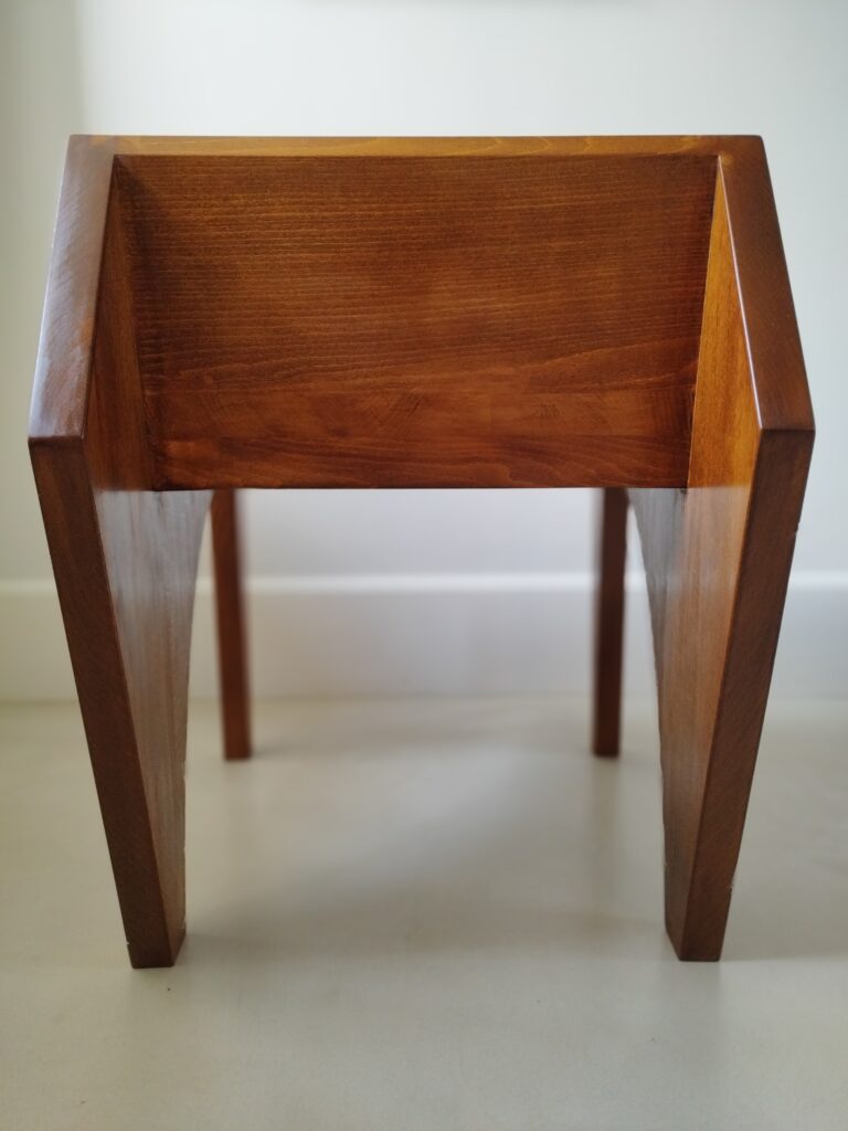 Fauteuil en bois de hêtre. Vue de dos.