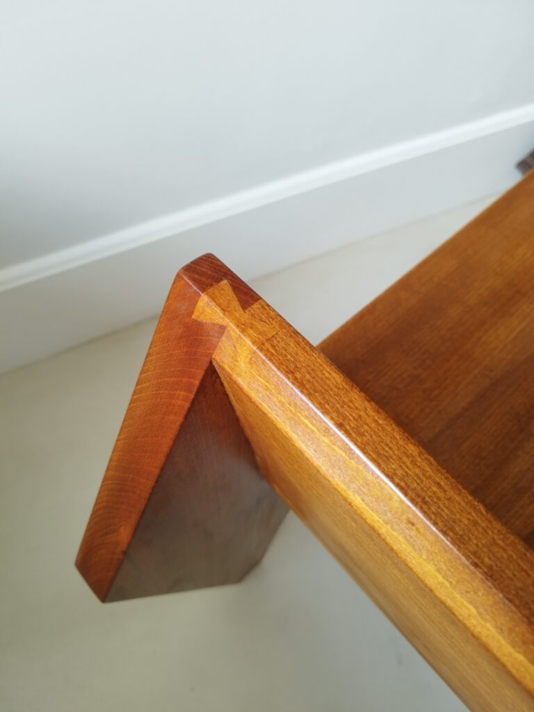 Vue de dessus du fauteuil RW123 en bois massif. Détail d'assemblage.