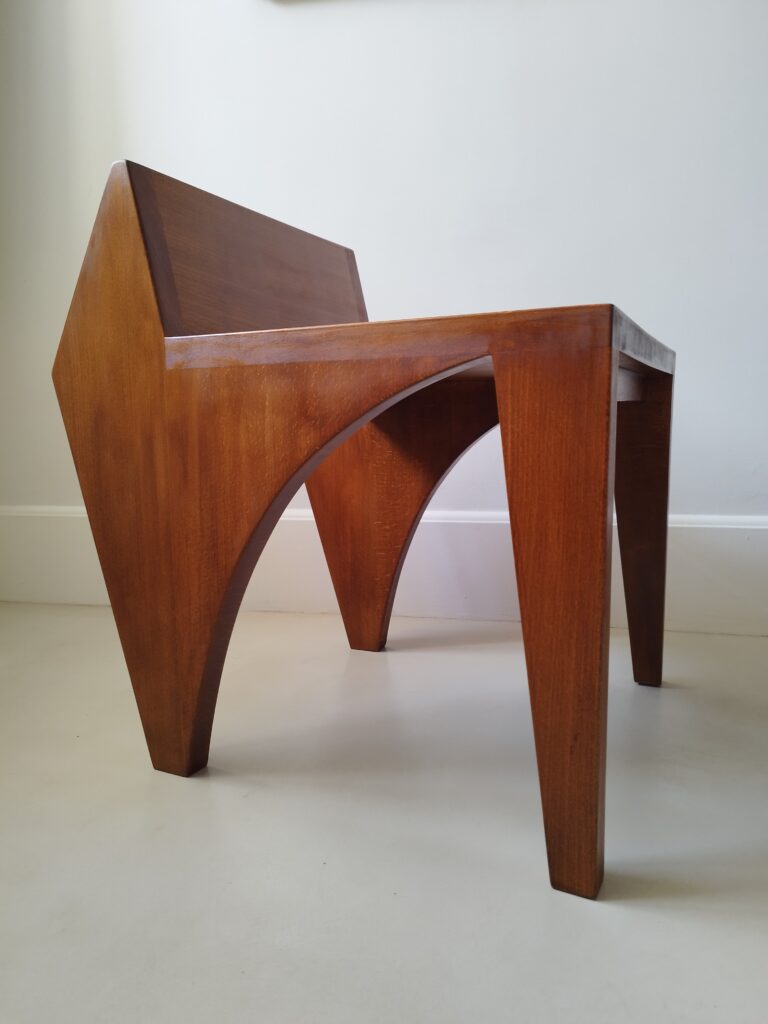 Fauteuil en hêtre, vue de biais. Design de Mathieu Houlbert.