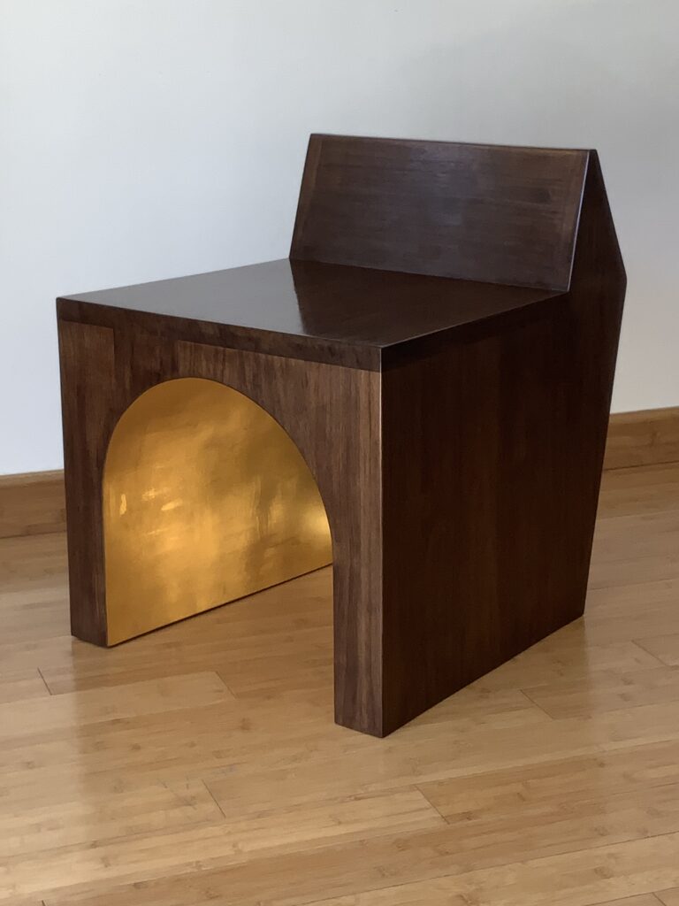 Fauteuil Annonciation en noyer Américain réalisé à la feuille d'or 22 carats par Mathieu Houlbert.