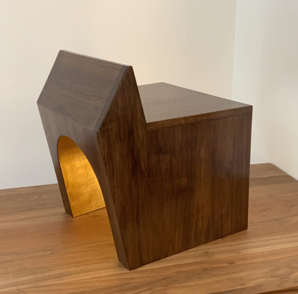 Vue arrière du fauteuil Annonciation en noyer Américain réalisé à la feuille d'or 22 carats par Mathieu Houlbert.
