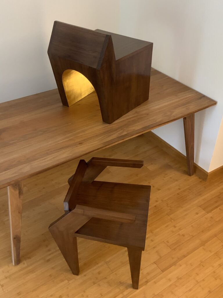 Vue de haut de deux fauteuils en bois massif. Création de Mathieu Houlbert.