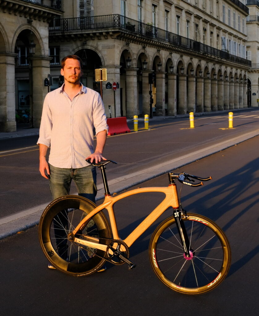 Mathieu Houlbert avec son vélo en bois ReferenceParis