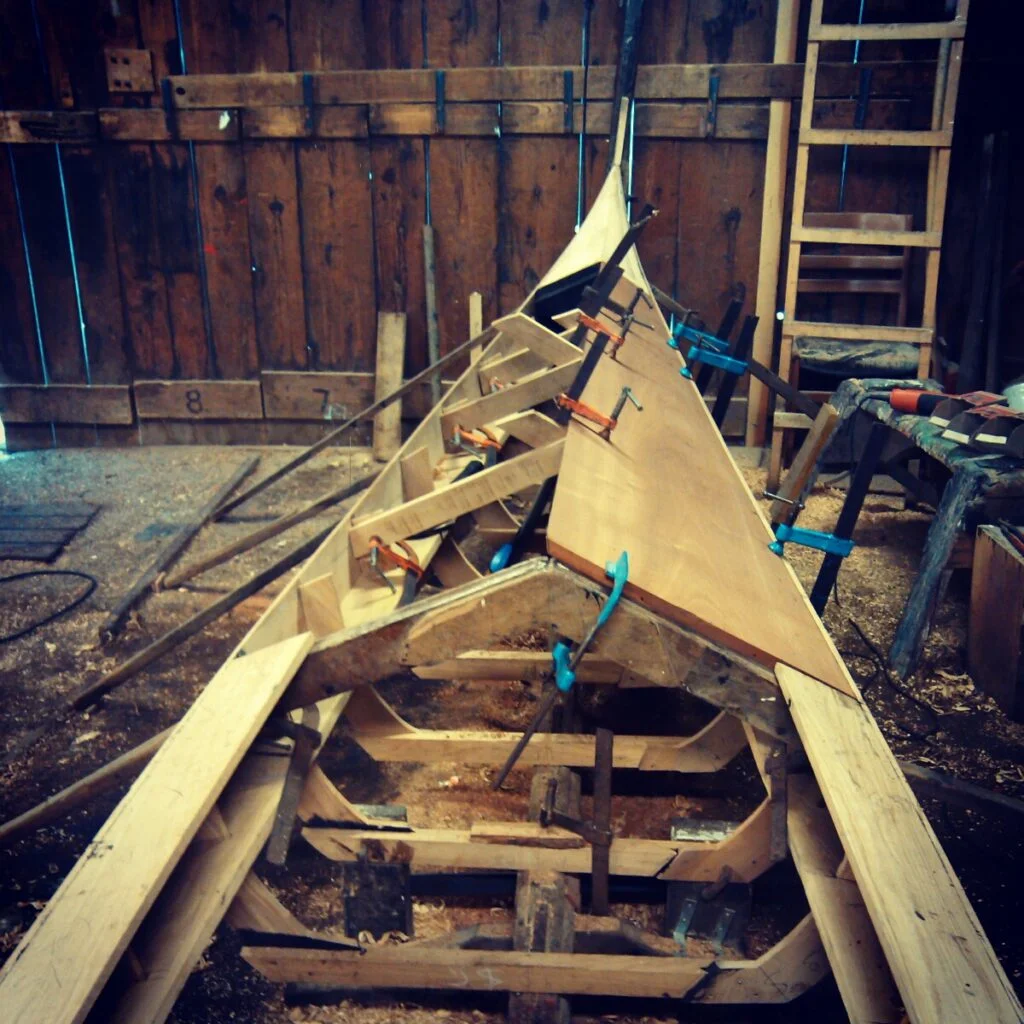 Avant d'une gondole en cours de construction.