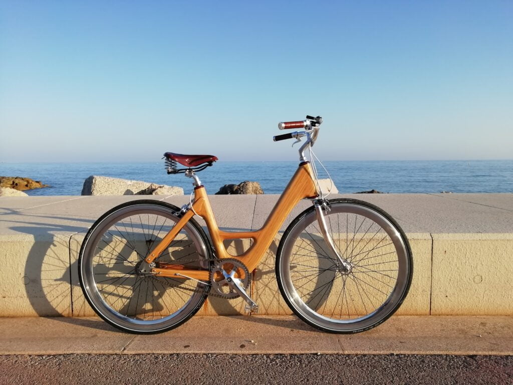 Vélo de femme Ref001 face à la mer. Soleil couchant fin de journée.