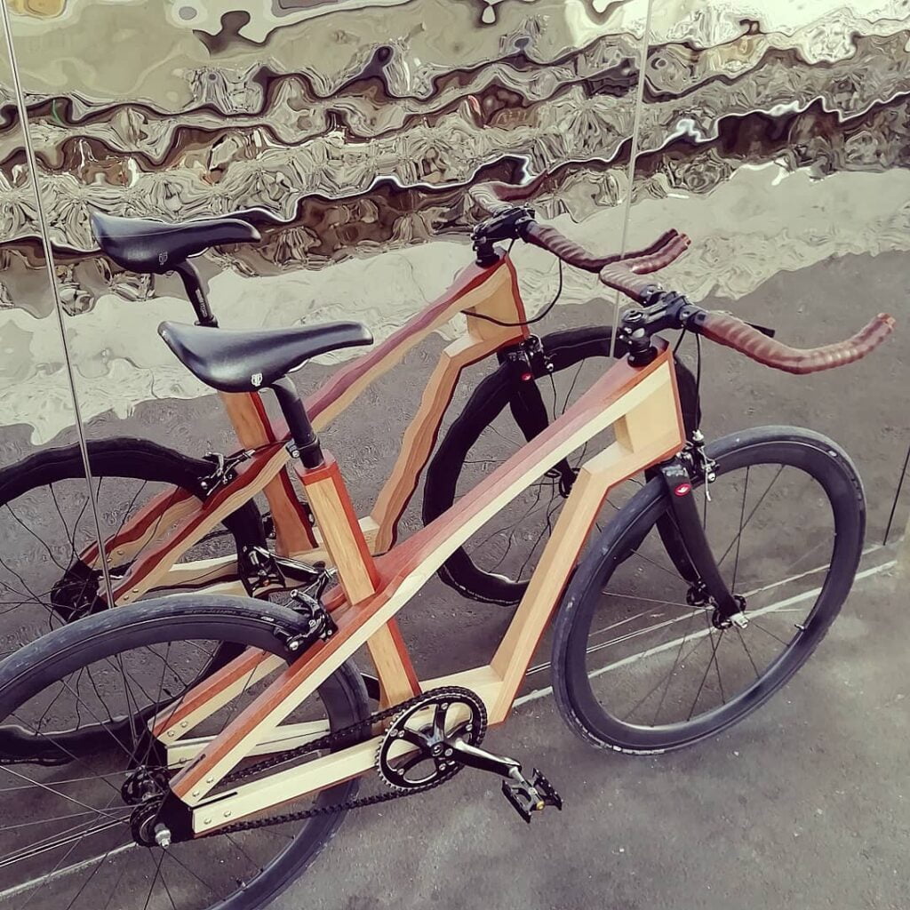 Vélo Ref001 devant miroir