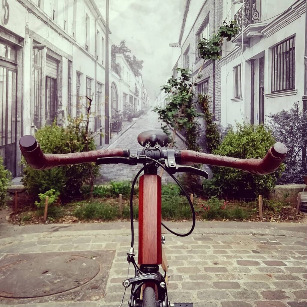 Guidon vélo de face devant une fresque en noir et blanc