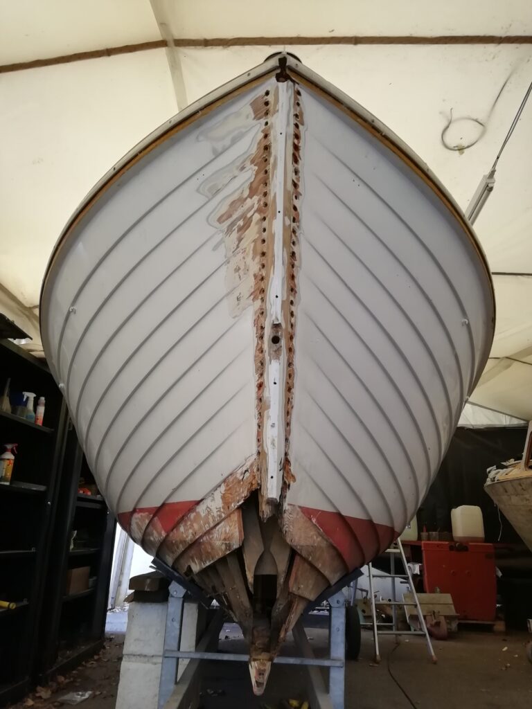 Bateau Lyman avec étrave et quille cassées.