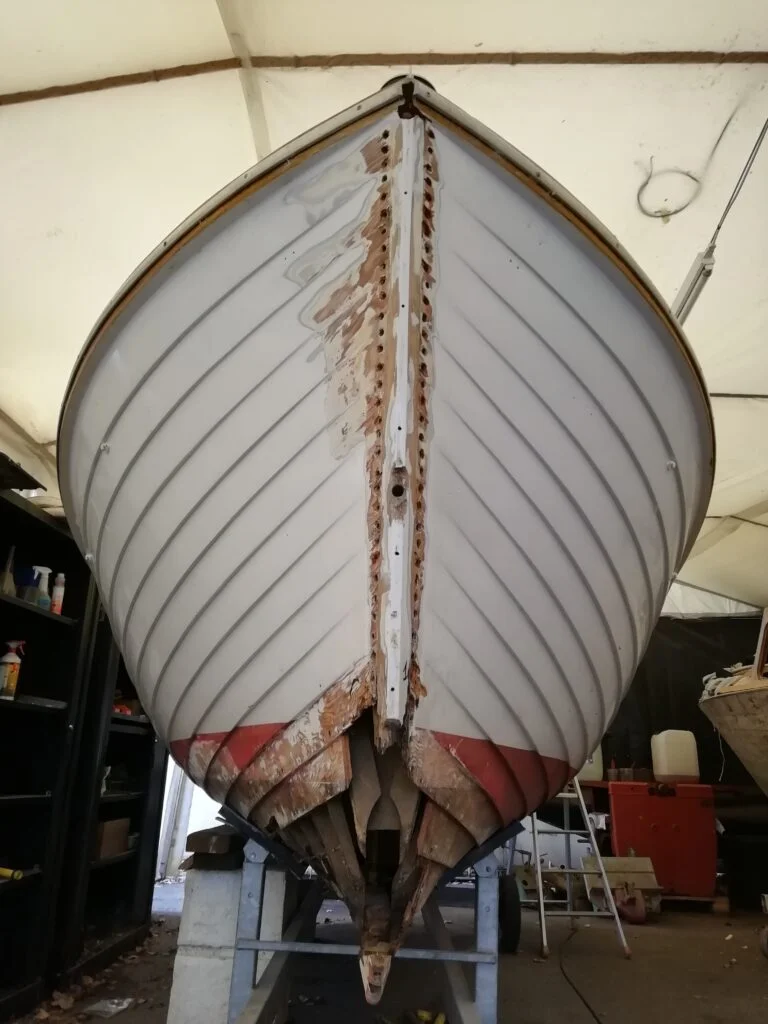 Bateau Lyman avec étrave et quille cassées.