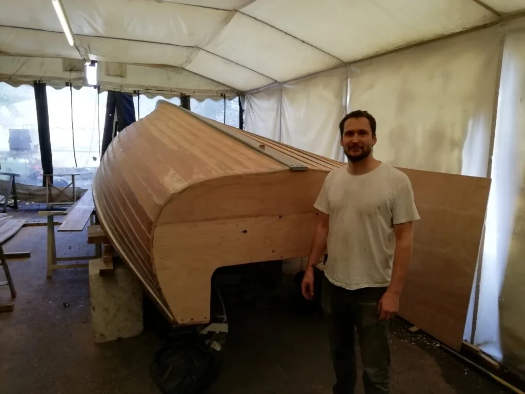 Mathieu derrière le bateau à moteur Lyman.