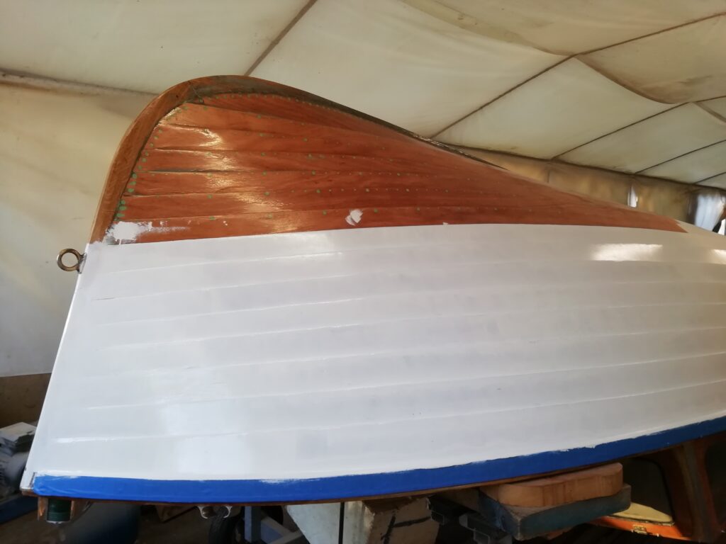 Finition du bateau à moteur.