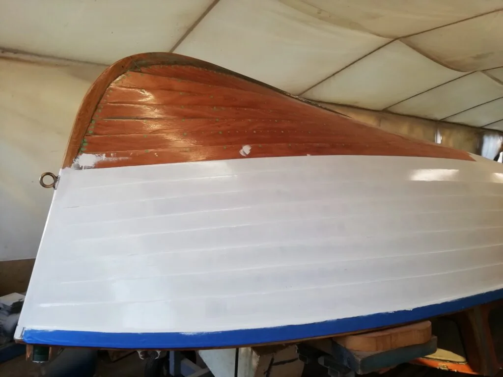 Finition du bateau à moteur.