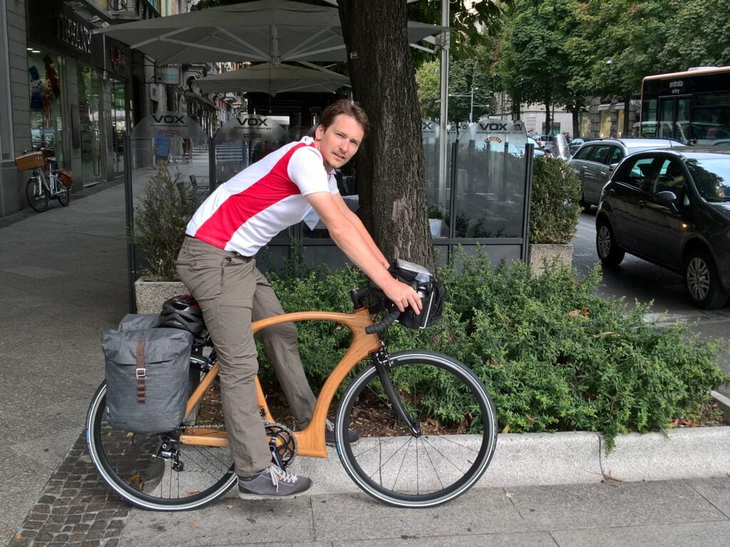 Houlbert en Italie sur son vélo avec sacs pour rejoindre Vérone.