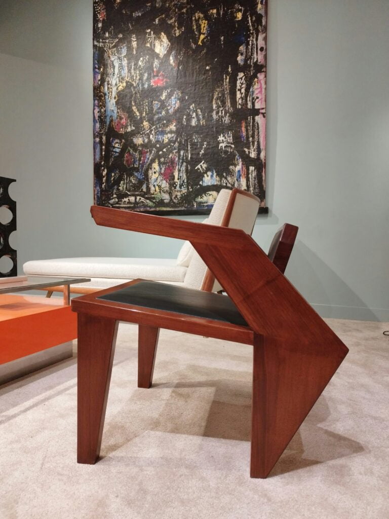 Fauteuil r222 en noyer chez Hgdesigngallery