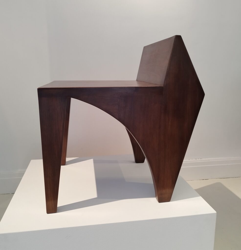 Fauteuil RW123 en noyer. Désigné par Mathieu Houlbert. Photo prise à la galerie Greiner Paris.