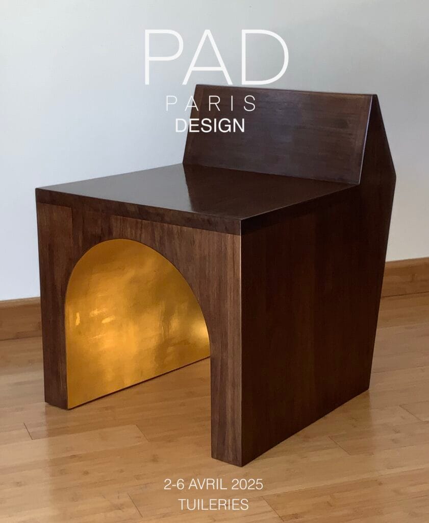 Publicité salon design Art PAD Paris
Information salon 2 au 6 avril 2025
Fauteuil en noyer et arche feuilles d’or