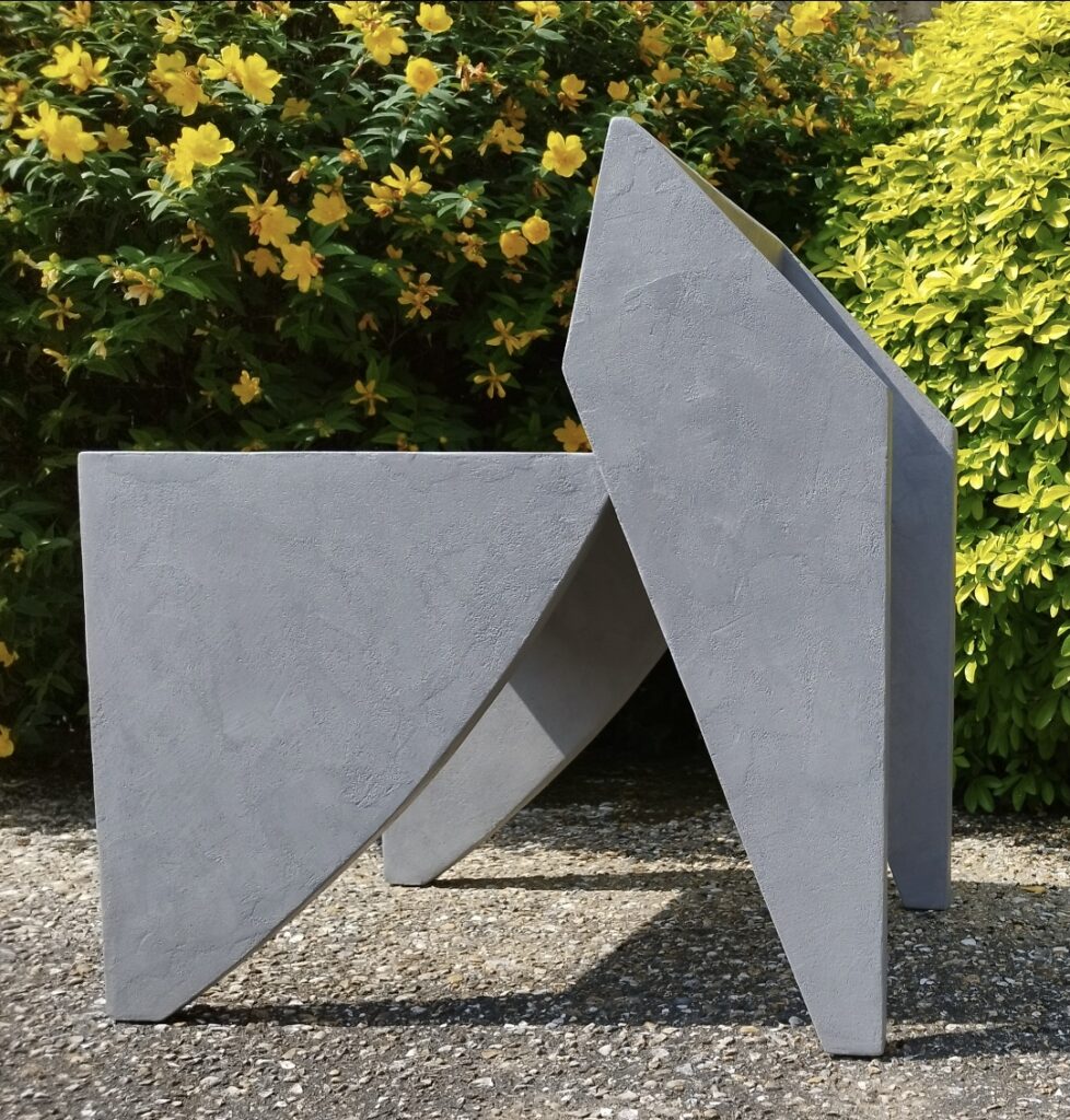 Vue de coté du fauteuil Origami en béton ciré couleur Argent.
Nouveauté realisé par Mathieu Houlbert Mobilier 2025